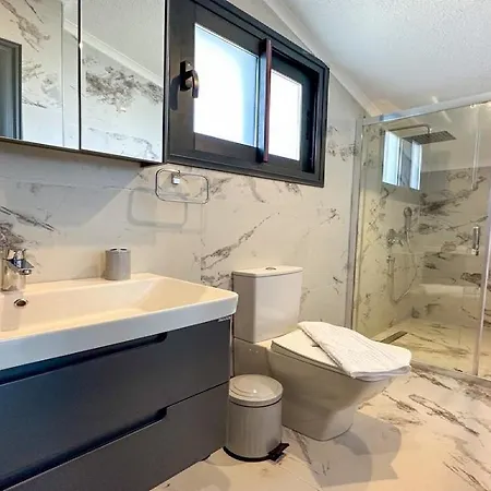 De Oezel Muestakil Havuzlu, Plaja Yakin Luex