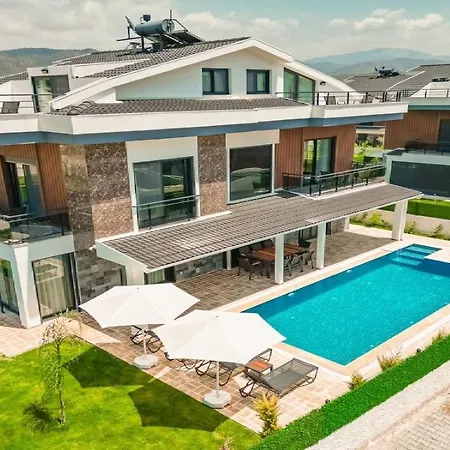 De Oezel Muestakil Havuzlu, Plaja Yakin Luex Villa *