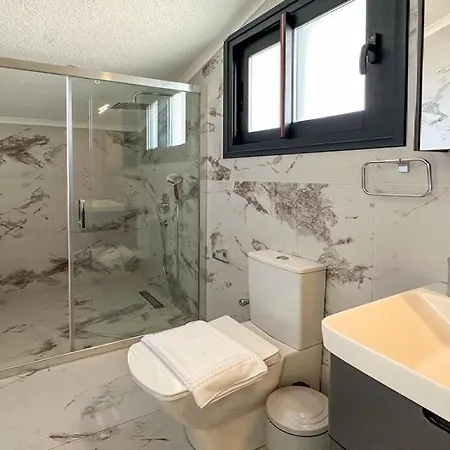 De Oezel Muestakil Havuzlu, Plaja Yakin Luex Villa