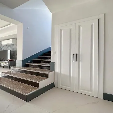 De Oezel Muestakil Havuzlu, Plaja Yakin Luex Villa