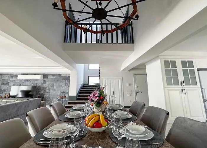 De Oezel Muestakil Havuzlu, Plaja Yakin Luex Willa