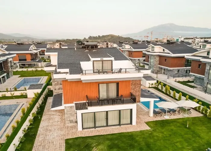 De Oezel Muestakil Havuzlu, Plaja Yakin Luex