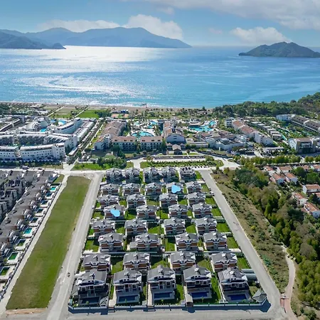 De Oezel Muestakil Havuzlu, Plaja Yakin Luex 别墅