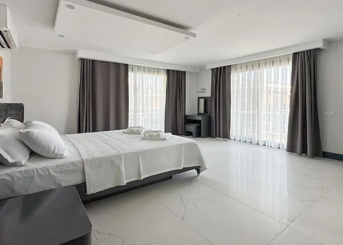 De Oezel Muestakil Havuzlu, Plaja Yakin Luex *