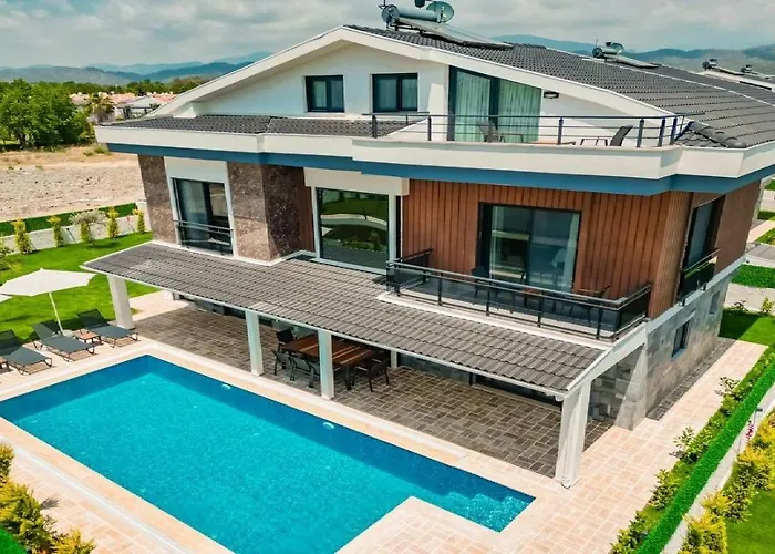 De Oezel Muestakil Havuzlu, Plaja Yakin Luex