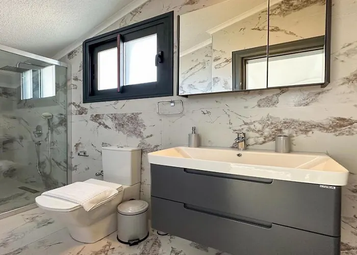 De Oezel Muestakil Havuzlu, Plaja Yakin Luex * 费特希耶