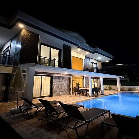 De Oezel Muestakil Havuzlu, Plaja Yakin Luex *