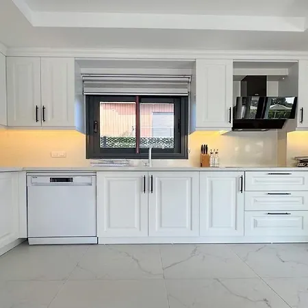 De Oezel Muestakil Havuzlu, Plaja Yakin Luex Villa