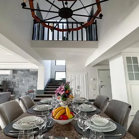 De Oezel Muestakil Havuzlu, Plaja Yakin Luex Villa