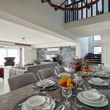 De Oezel Muestakil Havuzlu, Plaja Yakin Luex