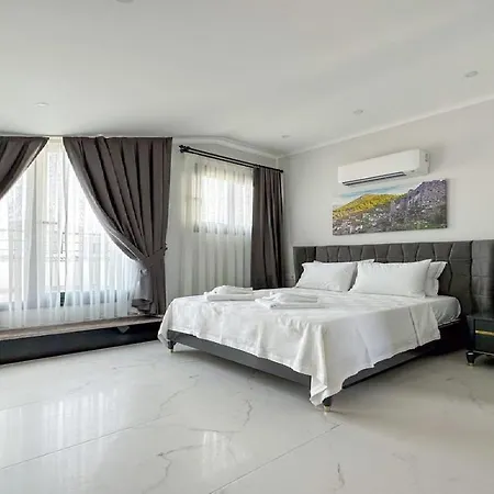 De Oezel Muestakil Havuzlu, Plaja Yakin Luex *