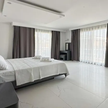 De Oezel Muestakil Havuzlu, Plaja Yakin Luex *