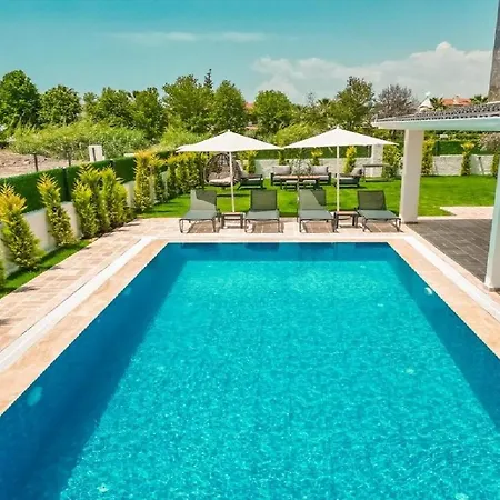 De Oezel Muestakil Havuzlu, Plaja Yakin Luex Villa *