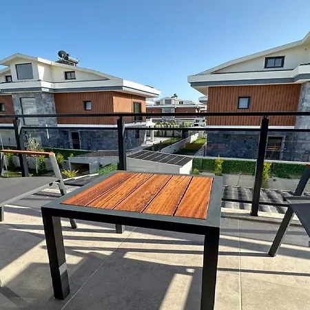 De Oezel Muestakil Havuzlu, Plaja Yakin Luex Villa