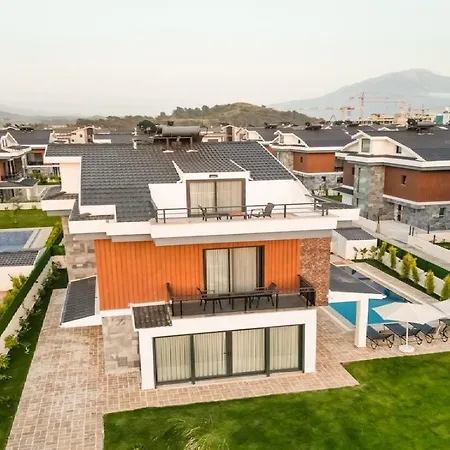 De Oezel Muestakil Havuzlu, Plaja Yakin Luex