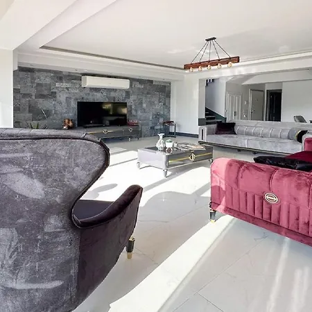 De Oezel Muestakil Havuzlu, Plaja Yakin Luex