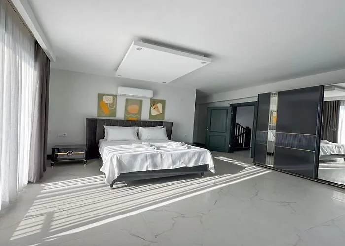 De Oezel Muestakil Havuzlu, Plaja Yakin Luex Vilă