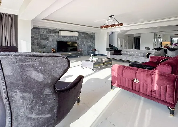 De Oezel Muestakil Havuzlu, Plaja Yakin Luex