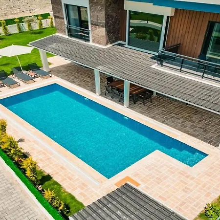 De Oezel Muestakil Havuzlu, Plaja Yakin Luex Φετιγιέ