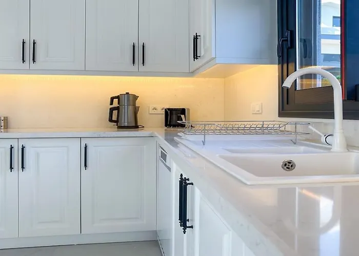 De Oezel Muestakil Havuzlu, Plaja Yakin Luex Φετιγιέ