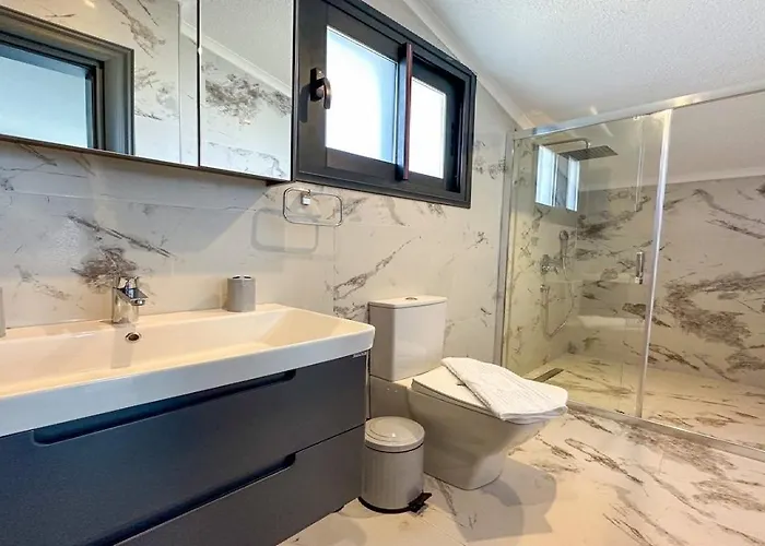 De Oezel Muestakil Havuzlu, Plaja Yakin Luex