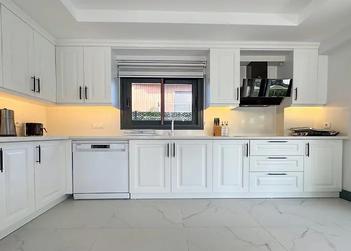 De Oezel Muestakil Havuzlu, Plaja Yakin Luex Βίλα