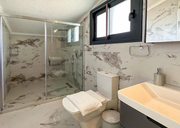 De Oezel Muestakil Havuzlu, Plaja Yakin Luex Βίλα